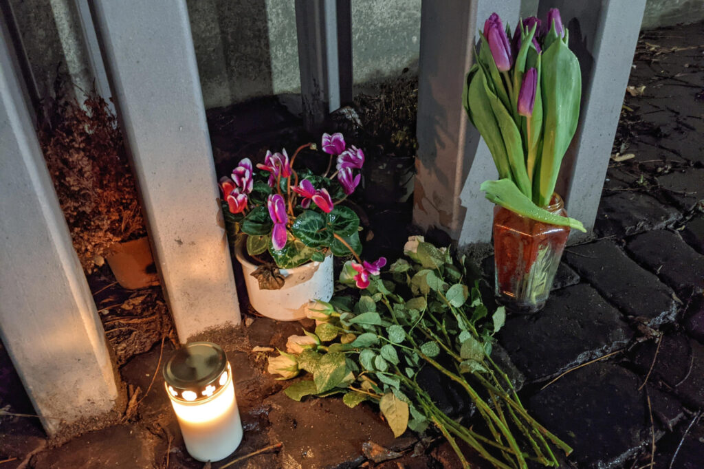 Abgelegte Blumen am Mahnmal zum KZ-Außenlager Langenhagen in der Hackethalstraße